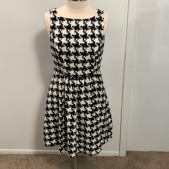 Jessica Simpson Dresses & Skirts - Jessica Simpson Lined skater dress, some slight wear pink/red lining